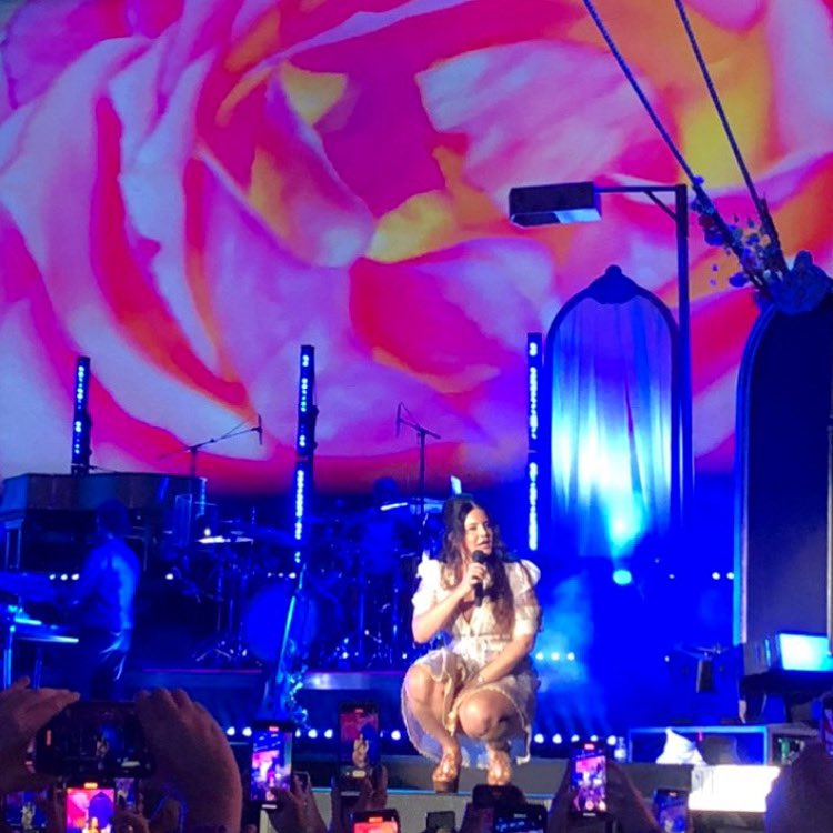 fsfborges's tweet photo. “Little bird, bluebird
Find some strength inside my hand
Anything to let you sing goodbye
[…]
Find a way to fly
Just shoot for the Sun till I can finally run��

Lana Del Rey em SP 
📷 junho/2023

#LanaDelRey 💙 https://t.co/ypbZsUOaYl