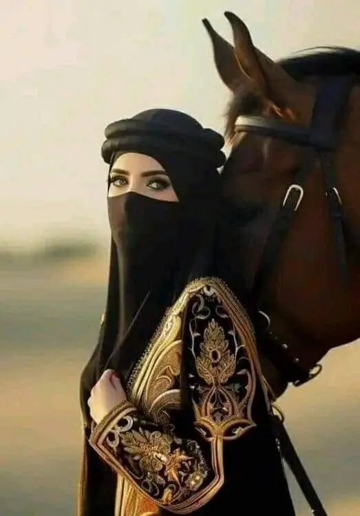 أبلِغ عَزيزا في ثنايا القلبِ منزلة
 أني وإن كنتُ لا ألقاهُ ألقاهُ 
وإن طرفي لموصول برؤيته وإن تباعد عن سكناي سكناه ياليته يعلم أني لست أذكره وكيف لاأذكره اذ لست انساه يامن توهم أني لست أذكره والله يعلم أني لست أنساه إن غاب عني فالروح مسكنه من يسكن الروح كيف القلب ينسآه
<a href="/Aoussi73/">عـوصـي أبـواحـمـدالعاصـمي Abu Ahmed Al-Aismi</a>