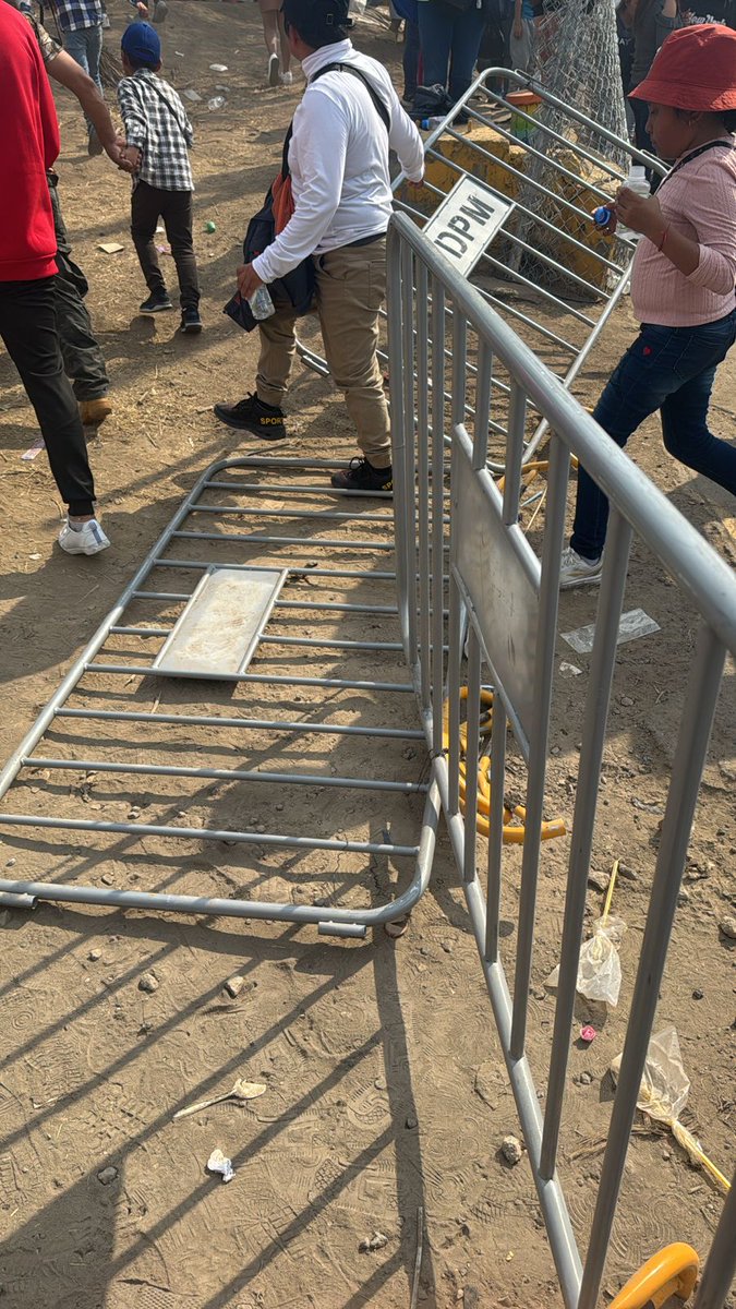 diario24horas's tweet image. #ATENCIÓN Durante el #Viacrucis en #Iztapalapa, los asistentes derribaron las barreras de seguridad para colarse y poder ver la representación de cerca. 

🎥 Jonathan Sánchez