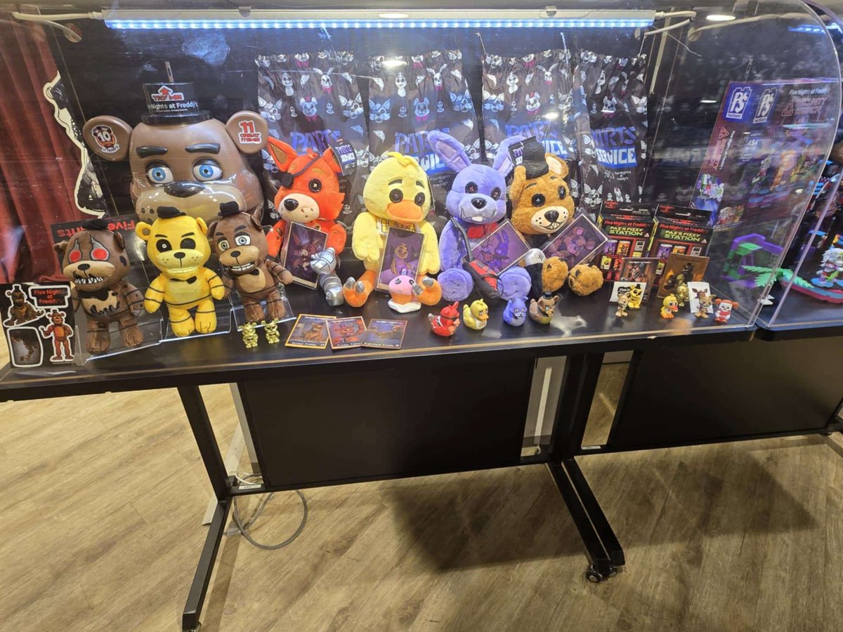 turntailart's tweet image. By sheer happenstance my parents were in Tokyo during the time the Japanese FNaF popup shop was open, so naturally I insisted that they visit it. Sadly they didn&apos;t get anything, but they did take these photos as proof they went lol