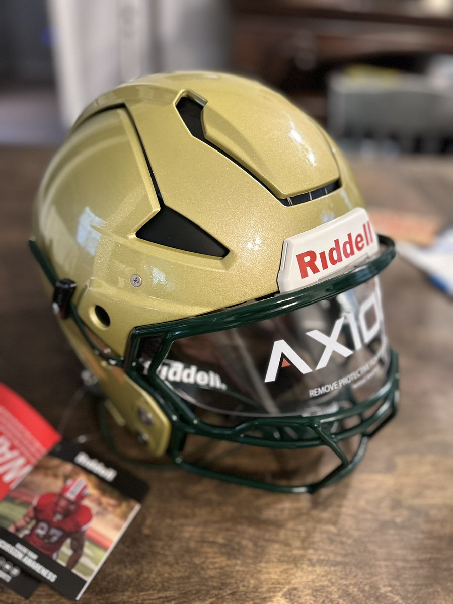 New Axiom Hawks Helmet is in, new color Vegas gold with glitter very nice. Let's goooo!!! Spring is around the corner #vierahawks