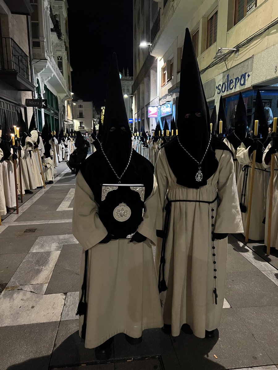 Nuestros hermanos difuntos también van con nosotros en el desfile 

#SemanaSantaZamora
#NuestraMadre
#ProcesionNMA25