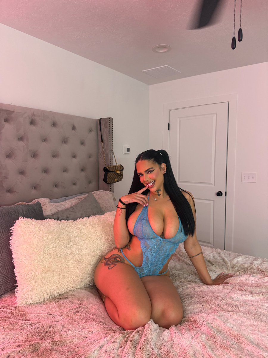 holythroatt's tweet photo. 5 minutes in a room with me, WYD? https://t.co/s97zdRcZqS
