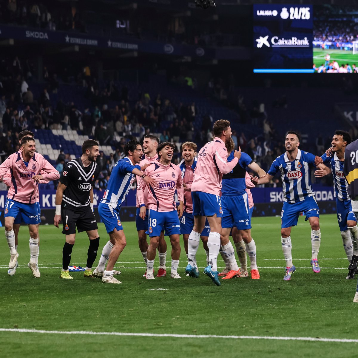 ellarguero's tweet photo. 💙🤍 La segunda vuelta de este @RCDEspanyol es una PASADA 🤯

🖐️🔝 Es el QUINTO mejor equipo de esta 2ª vuelta
🔙🧮 No ganaba 3 partidos CONSECUTIVOS desde la 2018/19
🏠❌ NO PIERDE EN CASA desde octubre

🫡 𝙇𝙤𝙨 𝙨𝙤𝙡𝙙𝙖𝙙𝙤𝙨 𝙙𝙚 𝙈𝙖𝙣𝙤𝙡𝙤 𝙂𝙤𝙣𝙯𝙖𝙡𝙚𝙯 https://t.co/svAeqx6McG