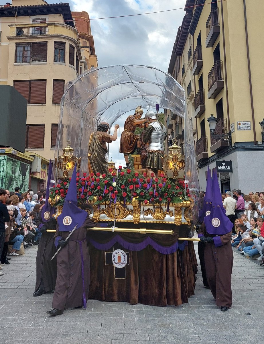 Un Santo Entierro a medio gas por la amenaza de la lluvia con menos pasos de lo habitual:
- Prendimiento, Llegada y Crucifixión solo con el paso titular
- Humildad, Verónica y Silencio sin pasos
- Coronación, Despojado y Esclavas con pasos tapados con plásticos desde el principio