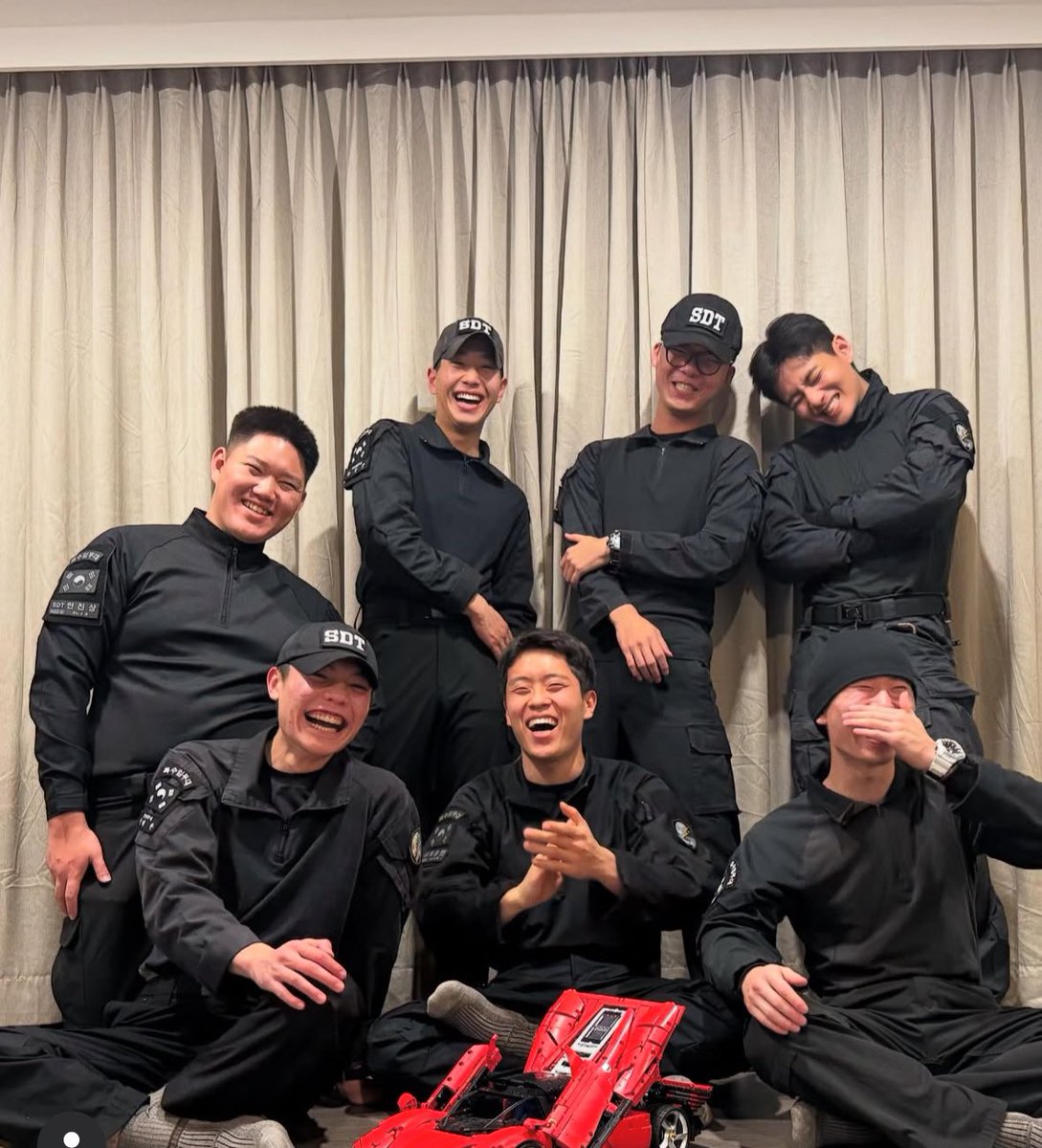 vote4kths's tweet photo. Taehyung’s friendships radiate pure energy and positivity. Tae surrounds himself with soul-deep connections. That's our  CAPTAIN KIM TAEHYUNG. 

BORAHAE TAEHYUNG 
CAPTAIN KOREA V
WE ARE PROUD OF YOU TAEHYUNG https://t.co/yvcTOxITsy