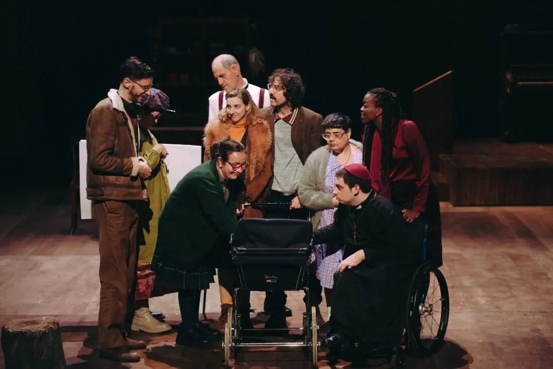 ‘Fantàstic Ramon’ de Clàudia Cedó al <a href="/teatrelliure/">Teatre Lliure</a> exposa la problemàtica de la societat actual que exclou els que són diferents. Un bon primer acte, però s’acaba fent llarg i amb un final dubtós. No és la millor obra de l’autora, però el repartiment ho dóna tot 🫶🏻