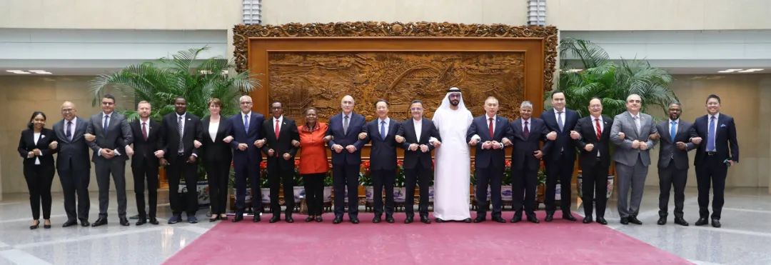zhu_jingyang's tweet photo. ¡La gran familia de los BRICS une fuerzas!✊✊
Hoy, el coordinador de asuntos BRICS y viceministro de Relaciones Exteriores de China, Ma Zhaoxu, se reunió con enviados de los países miembros y socios del BRICS en Beijing. https://t.co/gBaOQTqbA3