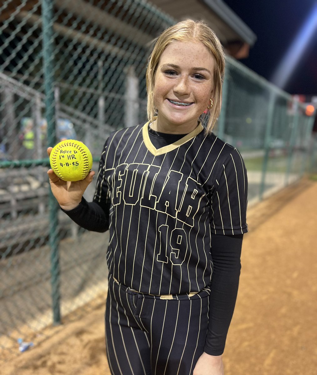 RyleeDavis2029's tweet image. 1st Homerun 8th grade Varsity season ☄️