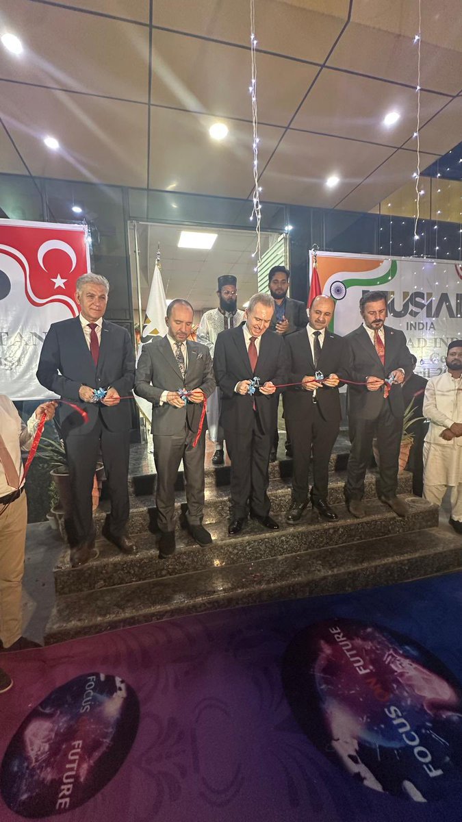 _selimsar_'s tweet photo. MÜSİAD Hindistan Ofisimizin açılışını Büyükelçimiz @TC_YeniDelhiBE Ali Murat Ersoy katılımı ile gerçekleştirdik. Emeklerinden dolayı @MUSIADIndia @nacitorba  başkanımıza ve ekibine teşekkür ediyorum. Allahım hayırlı  çalışmalar yapabilmeyi bizlere nasip eylesin. https://t.co/YvV2uqcvxT