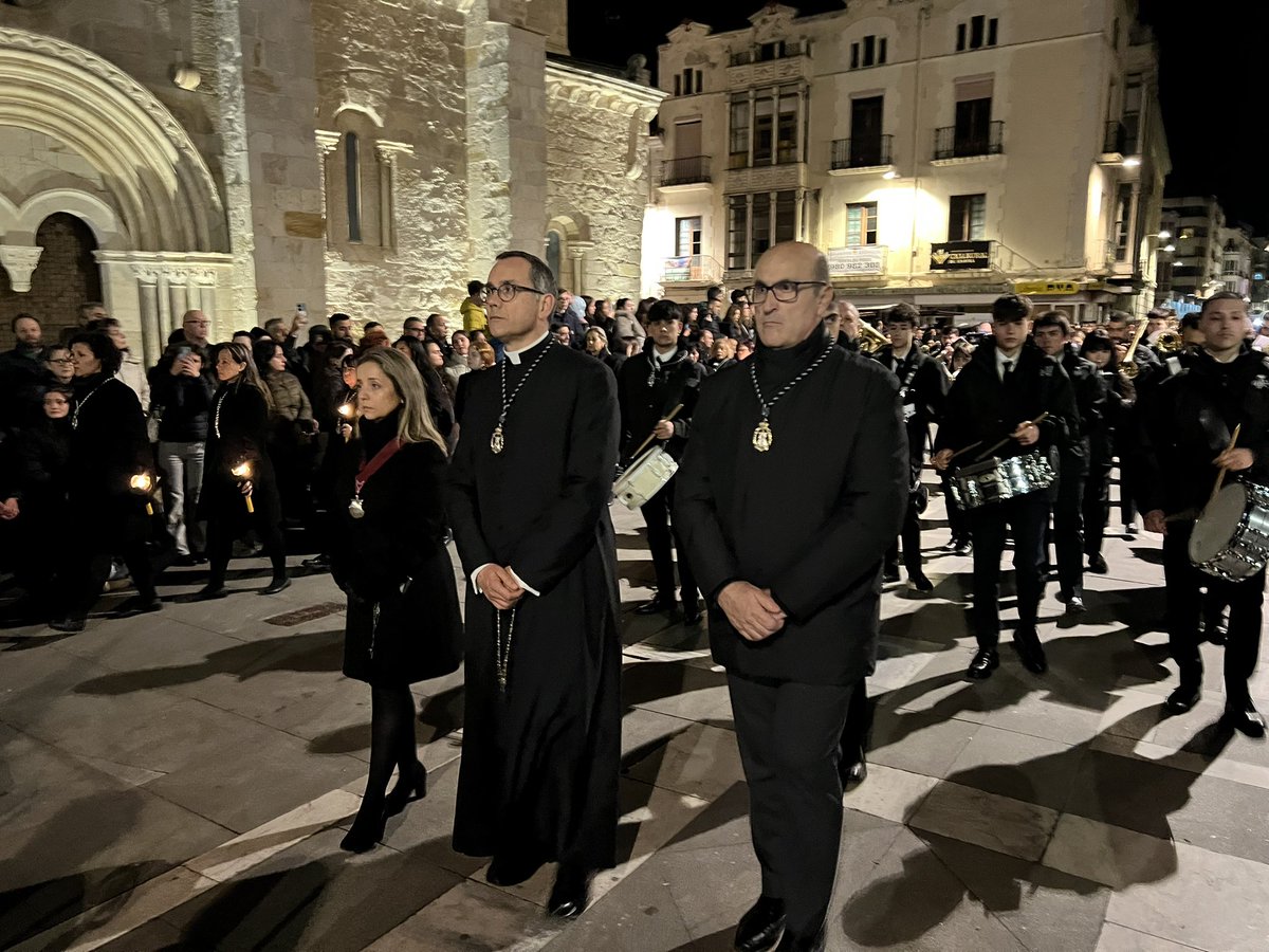 El párroco de San Vicente también acompaña la procesión. Desde este año la parroquia de San Vicente es hermana menor de la Cofradía.

#SemanaSantaZamora
#NuestraMadre
#ProcesionNMA25
