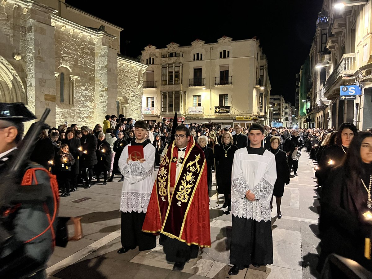 [23:46] El cortejo litúrgico en Santa Clara 

#SemanaSantaZamora
#NuestraMadre
#ProcesionNMA25
