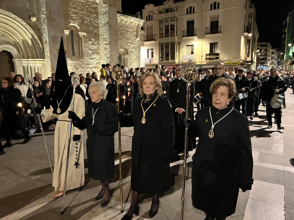 La presidenta y Junta Directica preceden a la imagen de Nuestra Madre

#SemanaSantaZamora
#NuestraMadre
#ProcesionNMA25