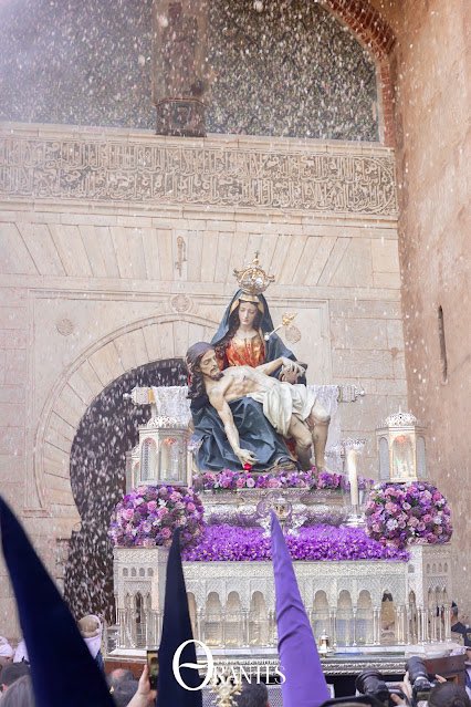 Hdad_Alhambra's tweet photo. “Tomaron, pues, el cuerpo de Jesús, y lo envolvieron en lienzos con especias aromáticas, según es costumbre sepultar entre los judíos”

La Espera se ha consumado, ya es Sábado Santo 

#SomosAlhambra https://t.co/CDsWFDEWyd
