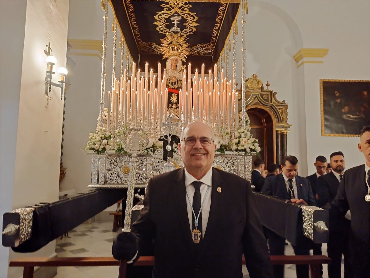 dmartinAxsi's tweet photo. Un año más acudo como miembro de la corporación municipal a la estación de penitencia de la cofradía del Santo Sepulcro y Nuestra Señora de los Dolores. #AxSíMotrilConLasTradiciones https://t.co/dRsMKC7ZMP