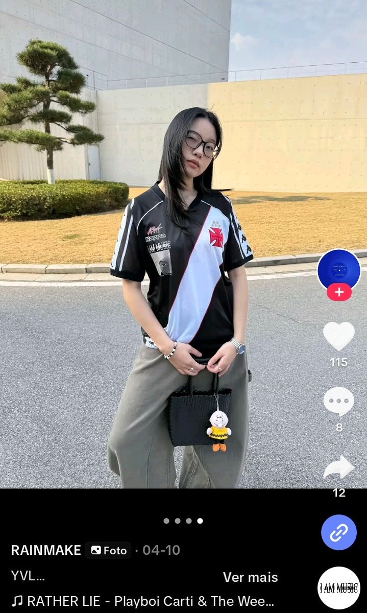 acabei de descobrir pelo tik tok que a camisa do Vasco tá virando febre lá na Ásia