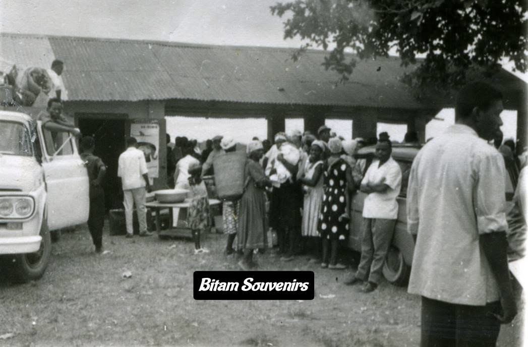 HervoMarie's tweet photo. #GABON 🇬🇦 Province du Woleu-Ntem
En attendant l'avion...
Aérogare de #Bitam en 1956...
#Bitam_Souvenirs https://t.co/02LkO8ocl0