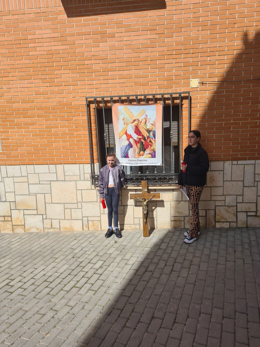 Viacrucis por las calles de nuestro pueblo en la mañana del Viernes Santo.