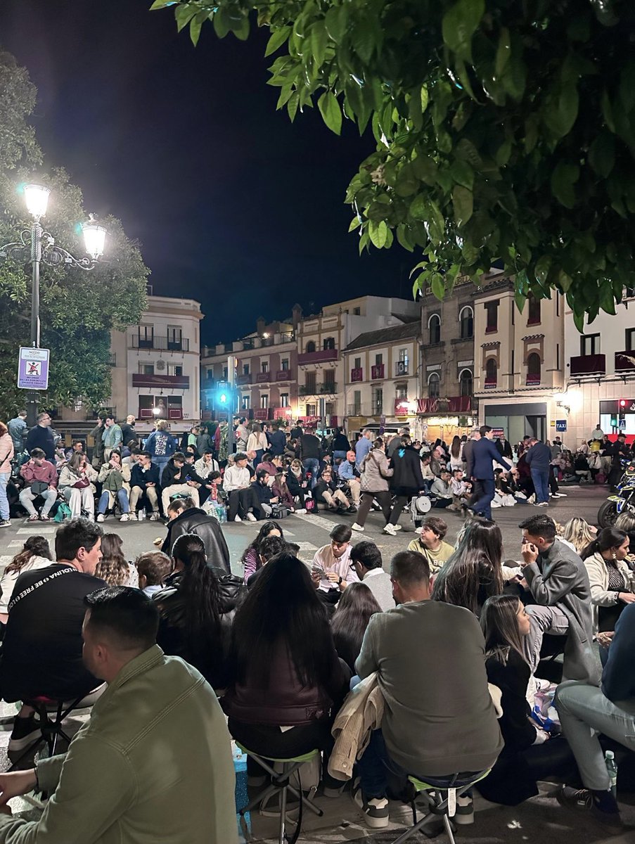 m_lorence's tweet photo. Creo que esto hace más daño que un bar abierto dando servicio público @Ayto_Sevilla https://t.co/ImlB5dujnN