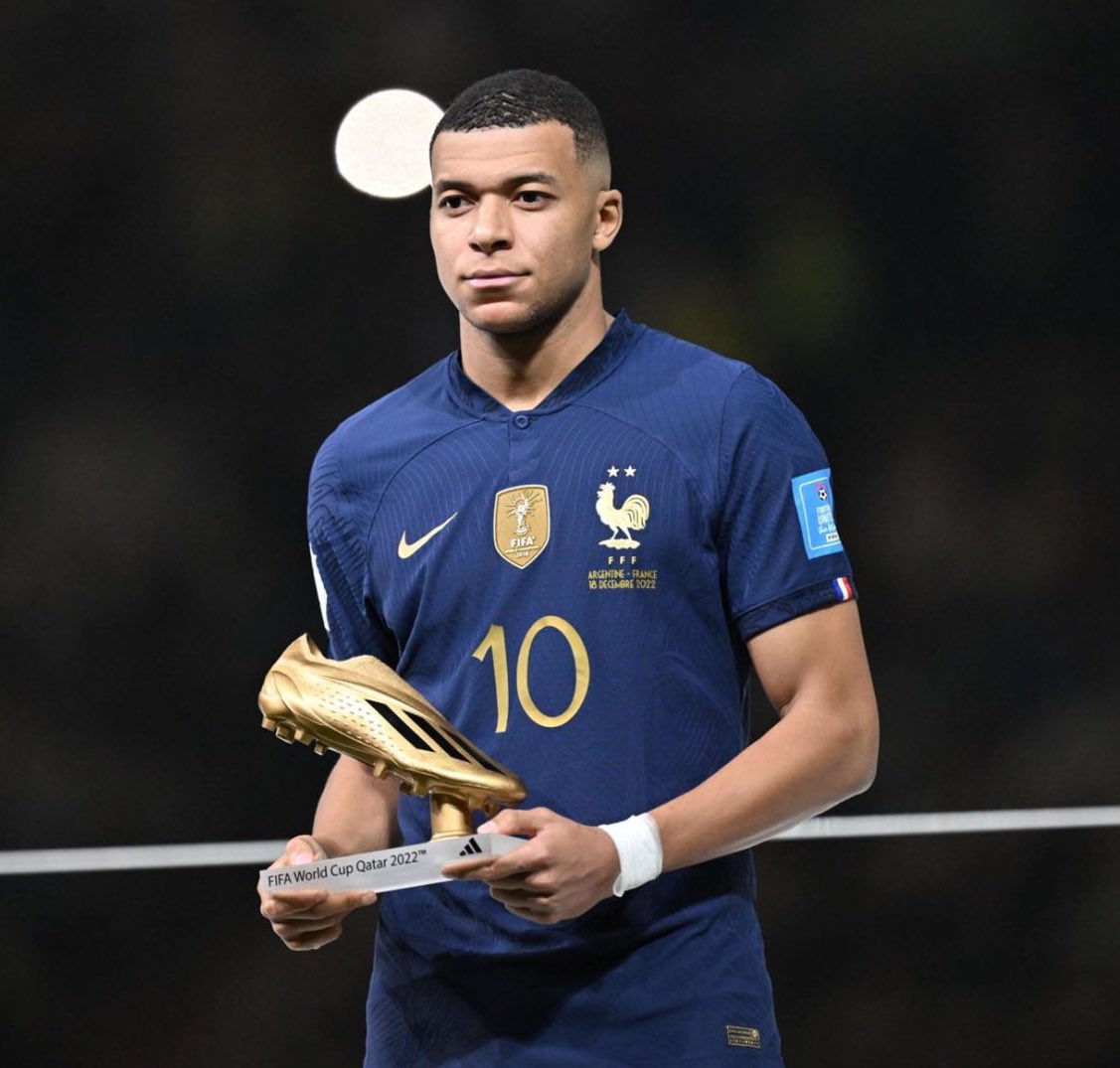 salfon_0's tweet photo. Les français sont les plus  ingrat au monde je t'aime mon @KMbappe https://t.co/tlpGFzQALD