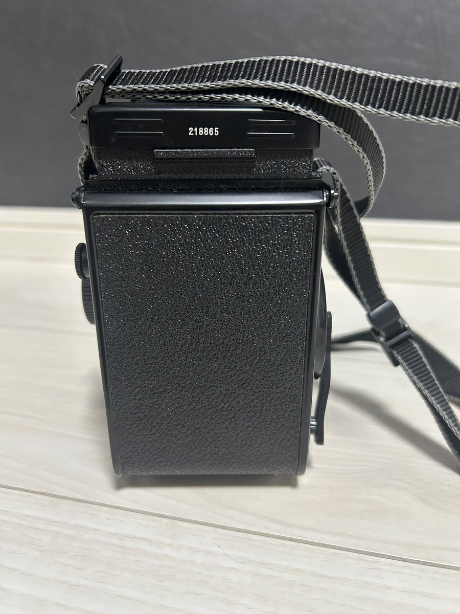 K_S_R_L_R's tweet photo. Yashica Mat-124 G  どなたか買いませんか？前に祖父の遺品整理してたら出てきたもので綺麗に使っていたっぽくて全体的な状態は綺麗です。カメラ詳しくないのでどこ押したらいいかとかは分かりませんが、すぐ使えそうな雰囲気は出てますwww
DMお待ちしております！ https://t.co/SuTbO6lSVb