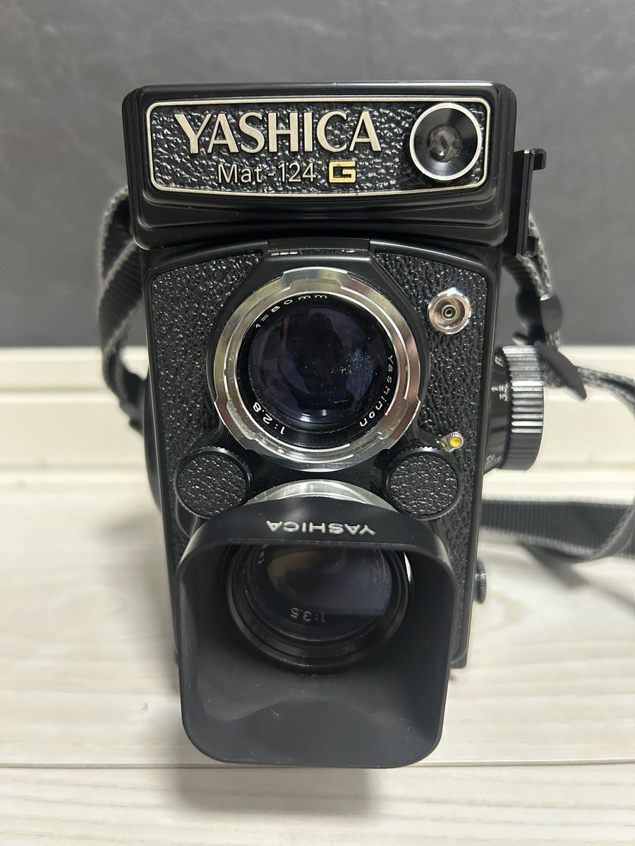K_S_R_L_R's tweet photo. Yashica Mat-124 G  どなたか買いませんか？前に祖父の遺品整理してたら出てきたもので綺麗に使っていたっぽくて全体的な状態は綺麗です。カメラ詳しくないのでどこ押したらいいかとかは分かりませんが、すぐ使えそうな雰囲気は出てますwww
DMお待ちしております！ https://t.co/SuTbO6lSVb