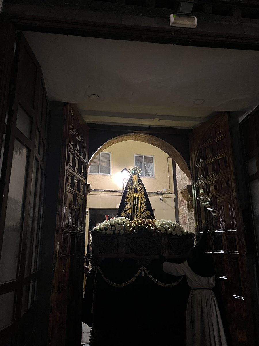 [0:03] La Virgen de las Espadas vuelve a su templo que la cobija todo el año 

#SemanaSantaZamora
#NuestraMadre
#ProcesionNMA25