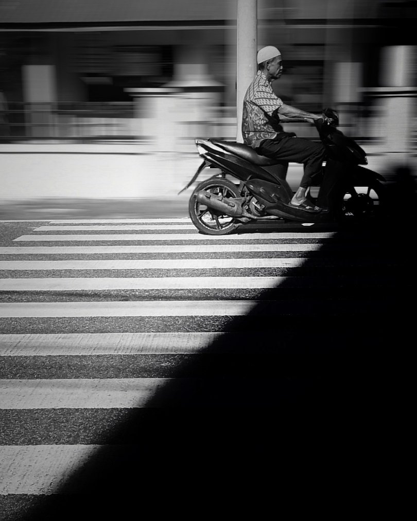 AbyleoB's tweet photo. #randomphotos #randompeople #streetphotography #bnwphotography https://t.co/hMGbJhvIvV