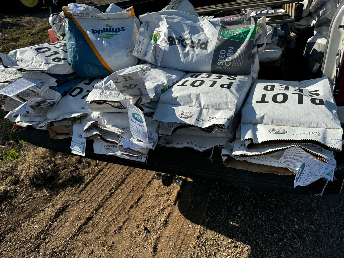feed_grain's tweet photo. Dryland corn plot near Caldwell, Ks. 
Troy you have been literally working your butt off, looking good!   
Thanks Troy, Trey, Julia and Sammy! https://t.co/wVsytE7bfw