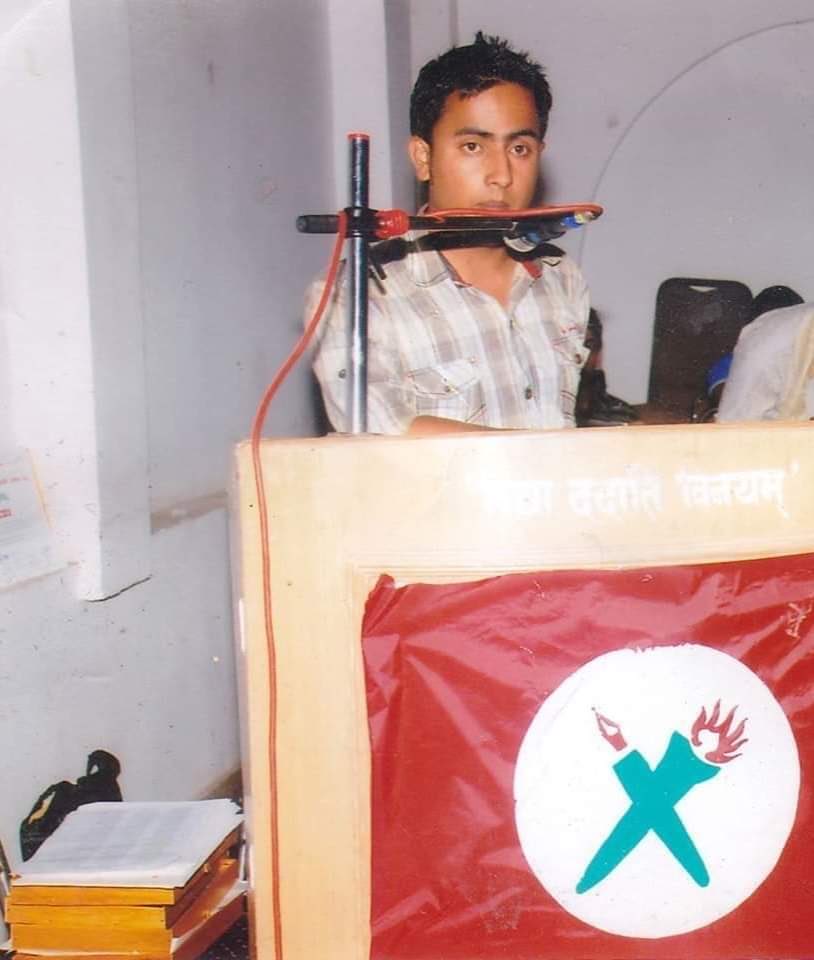 4leebos's tweet image. आज बैसाख ६,
नेपाल बिध्यार्थी संघको ५६ औं स्थापना  दिवसको अवसरमा हार्दिक सुभकामना ब्यक्त गर्दछु! 
बितेका डेढ दशक कलम मसाल अंकित झन्डामुनी बसेर गरेका कर्मले मलाई सधै उर्जा प्रदान गरिरहेको छ! 
जय नेपाल ! #filephoto