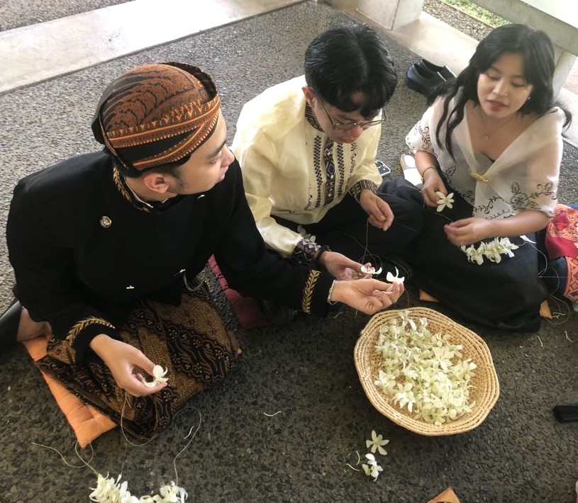 Young SE Asians descend on Honolulu to begin a leadership project designing solutions on natural resources issues. They'll also discuss combating disinformation with me.

Details: stevenyoungblood.blogspot.com

PS--Bonus: They learned how to make leis today!

#peacejournalism