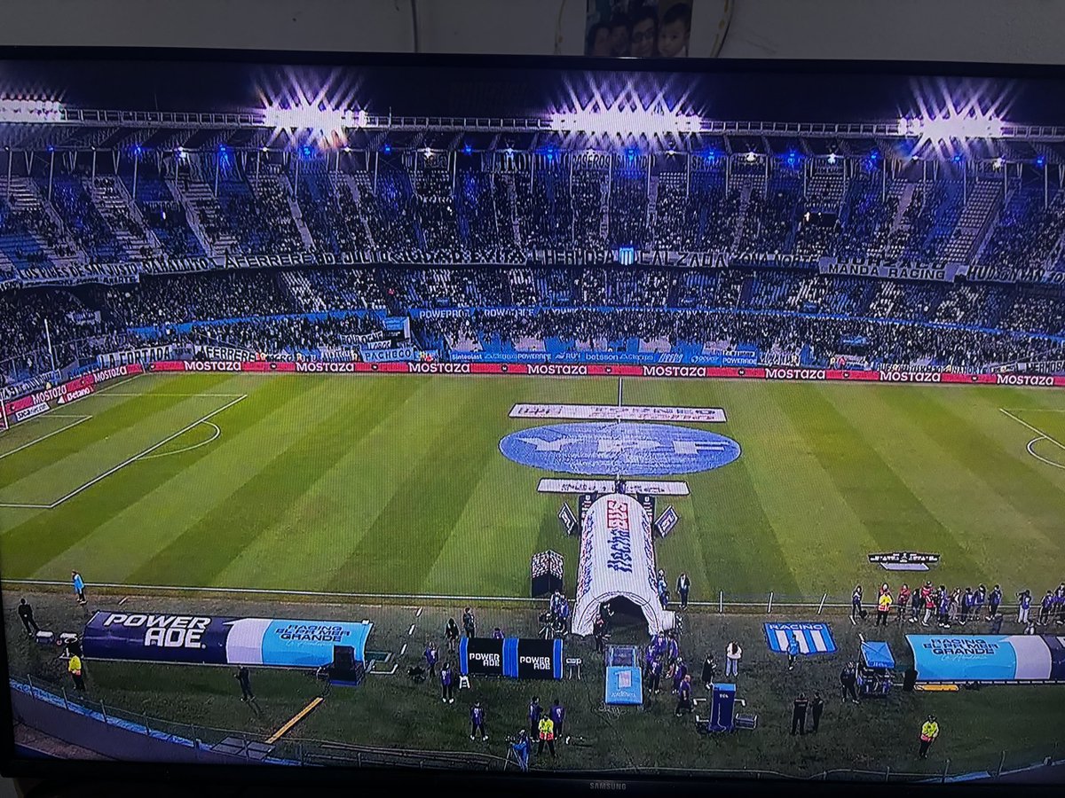 Vacía la cancha de la mufademia 
#Independiente #todorojo