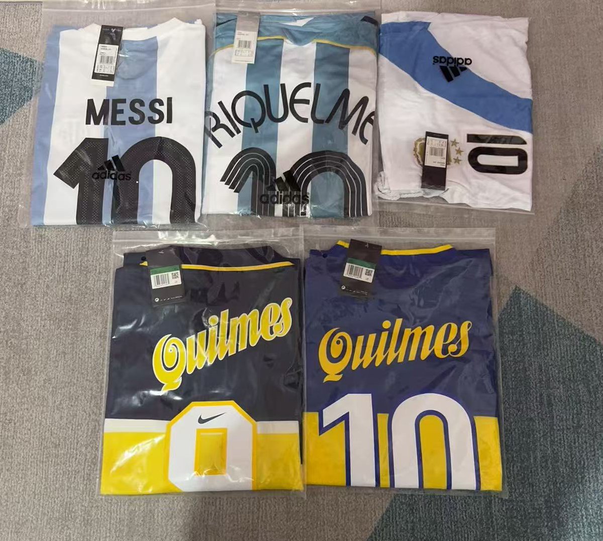 Para pedirle al queridísimo PINHUI:

1) lean el tutorial: camisetasch.github.io/dudas/tutorial…
2) busquen su numeros, catalogo y precios en: camisetasch.github.io/dudas/vendedor…
3) unanse al grupo si tienen dudas: t.me/+dHQ_QZZqQhhmN…