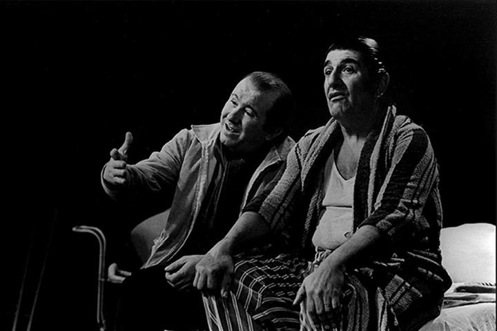 Ocurrió cierta vez que Carlos Carella y Ulises Dumont (quien, por cierto, hoy cumpliría años) actuaron juntos (en el Teatro Picadero) en el marco de un ciclo (Teatro Abierto) que postulaba el arte como una forma de resistir a un gobierno de facto. Fue en 1981, la obra se llamaba