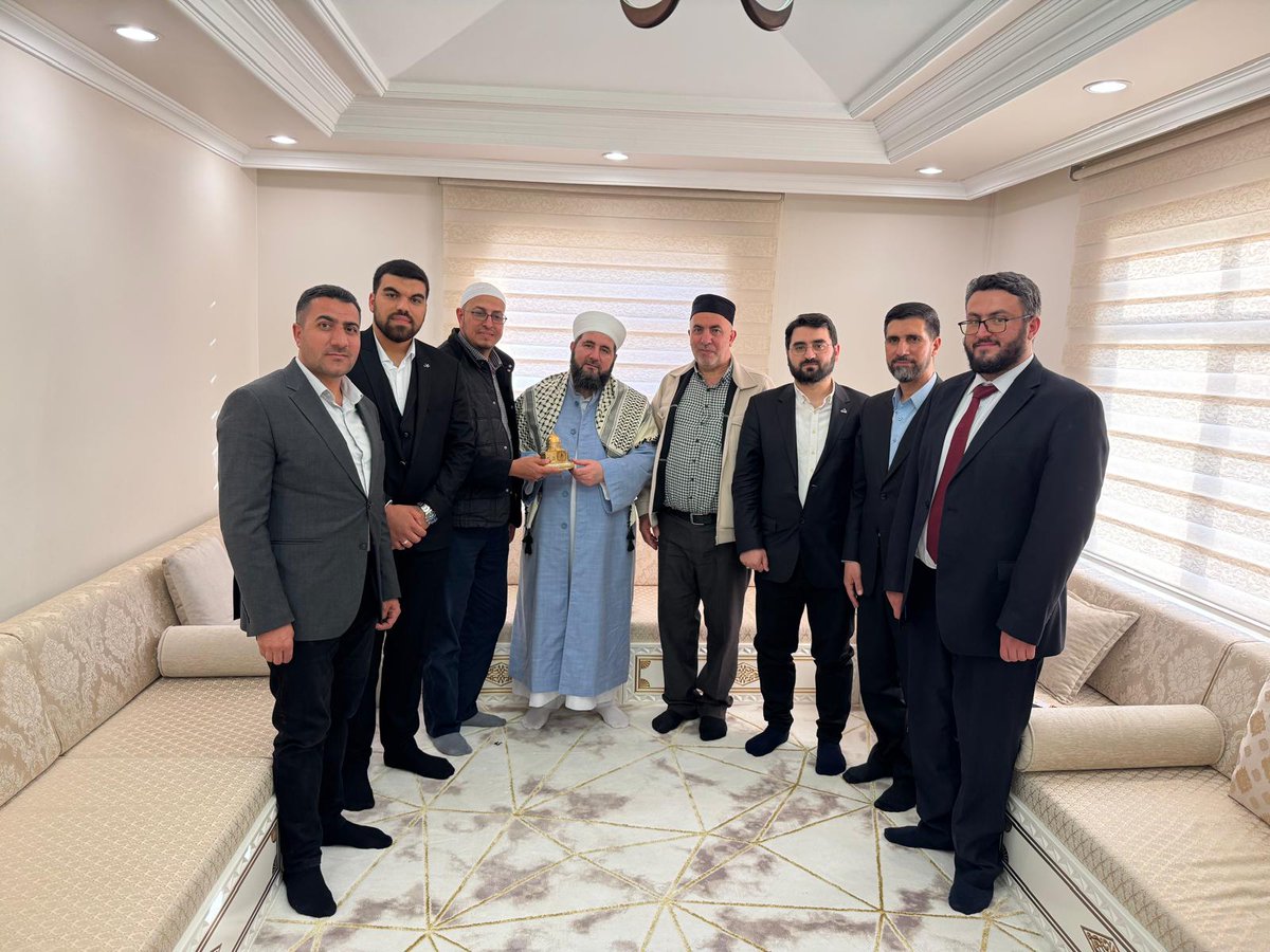 Bugün gönlümüz Filistin’den gelen ilim ve direniş ehli kardeşlerimizle şereflendi. Zorlukların ortasında sabrı, işgalin ortasında ümidi, gözyaşının içinde duayı taşıyan bu aziz alimlerle bir arada olmak; bizim için rahmet ve berekete vesile oldu. 

Allah-u Zülcelal yollarını