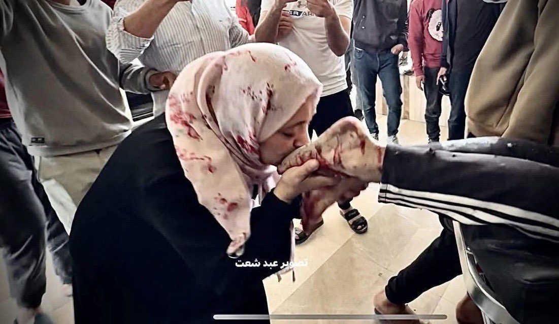 تبوس قدم ابنها الشهيد في زمن الخذلان 
لكن إيماننا أن الله لن يخذل شعبا عليه توكل وبه استنصر