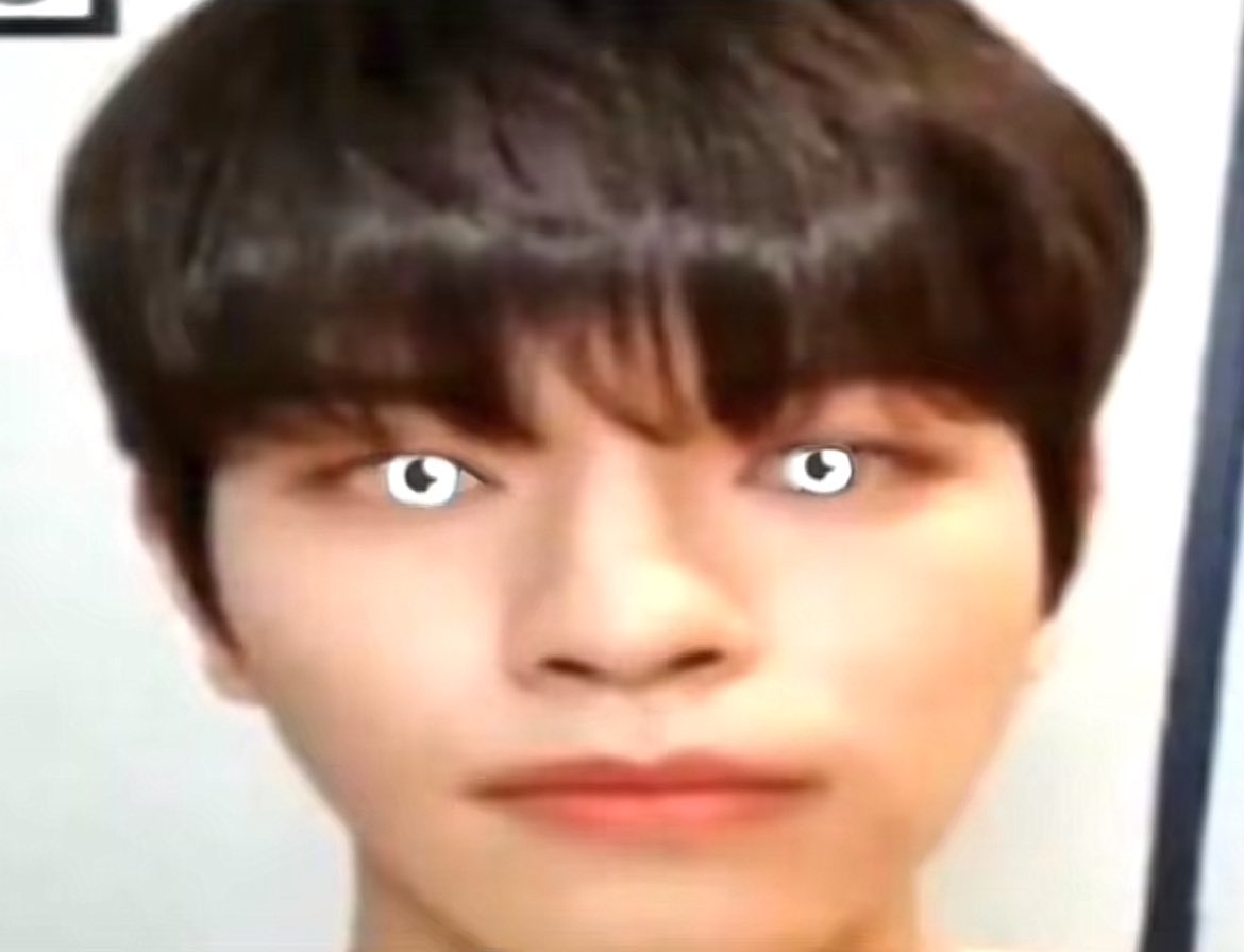 skzpopper's tweet photo. bitches will look at you like this and say Hyunlix isnr a   Biblical ship https://t.co/XTgvvq59VV
