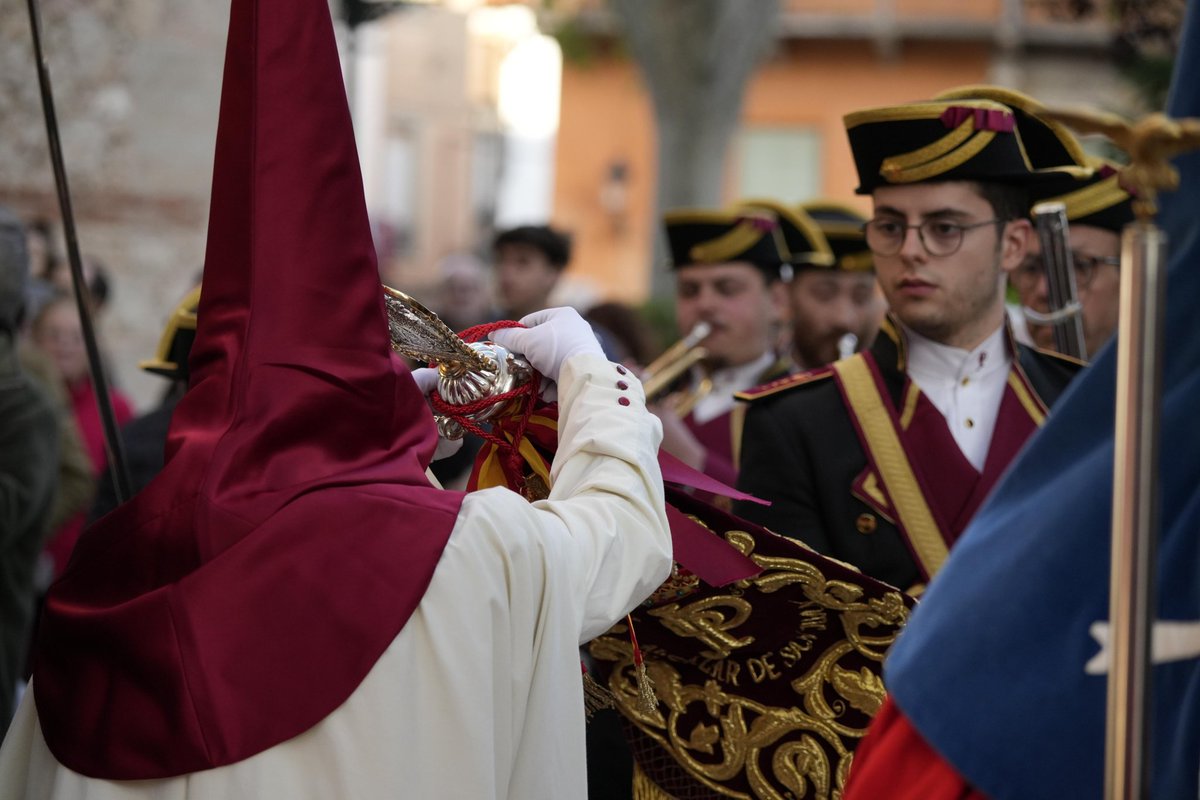 amelperdon's tweet photo. Hoy la @LanzadaSevilla ha impuesto en nuestro banderín su medalla; un detalle que han querido tener al estar hermanados con la Hdad. la Lanzada de #Criptana a quien acompañamos

La portaremos con mucho orgullo. 
#Lanzada25 #LanzadaSevilla #LanzadaCriptana #ViernesSanto #Perdon https://t.co/50Xnn9ky2G