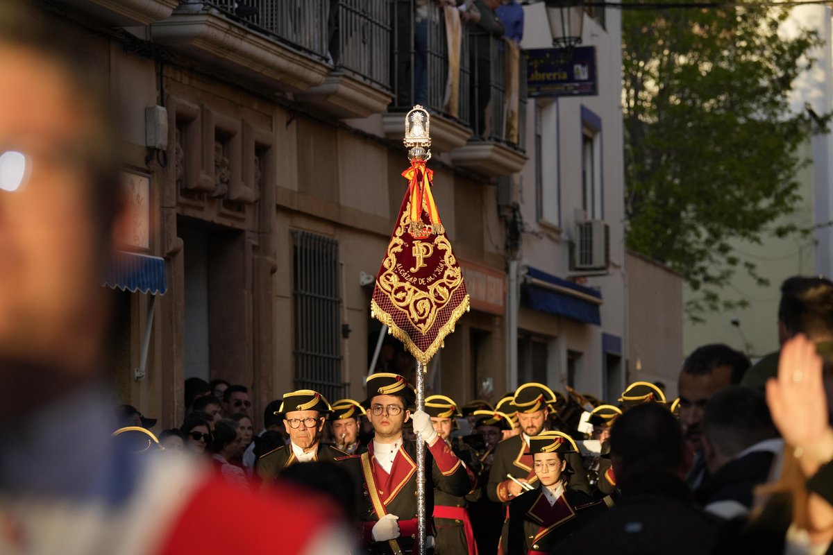 amelperdon's tweet photo. Hoy la @LanzadaSevilla ha impuesto en nuestro banderín su medalla; un detalle que han querido tener al estar hermanados con la Hdad. la Lanzada de #Criptana a quien acompañamos

La portaremos con mucho orgullo. 
#Lanzada25 #LanzadaSevilla #LanzadaCriptana #ViernesSanto #Perdon https://t.co/50Xnn9ky2G