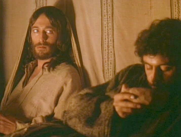 Mirando el wn que no puso ni uno en la cucha pal copete  #JesúsDeNazaretEnTVN