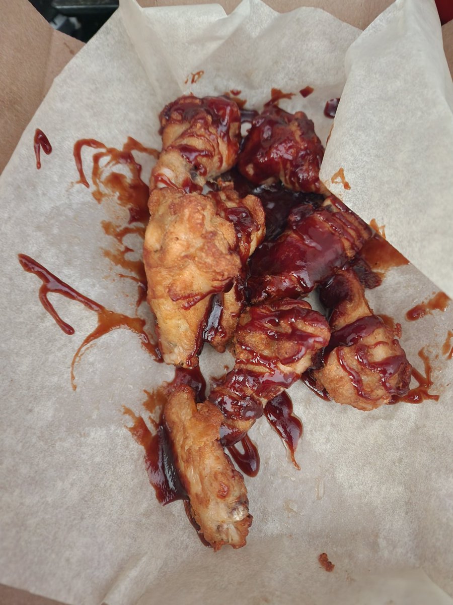 NBVann's tweet photo. @dominos This is what I paid $18 for? Both orders of wings looked like this. https://t.co/kSXSAfBxmt