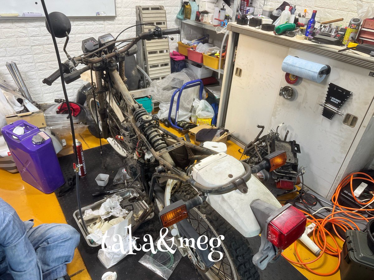 XT200 23J
復活スタートしました
ボクのおさんぽ車両にします
かなりサビはあるけど
イメージではヤレ感を全面的に出したいから軽いサビ取りしかやらない
梅雨前には終わるかな？
80'sなバイク大好きです