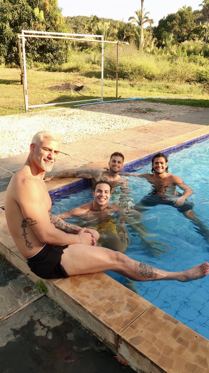 GabrielSantana's tweet photo. Um pouquinho de descanso antes da peça que começa jaja! https://t.co/1NBuTf88SK