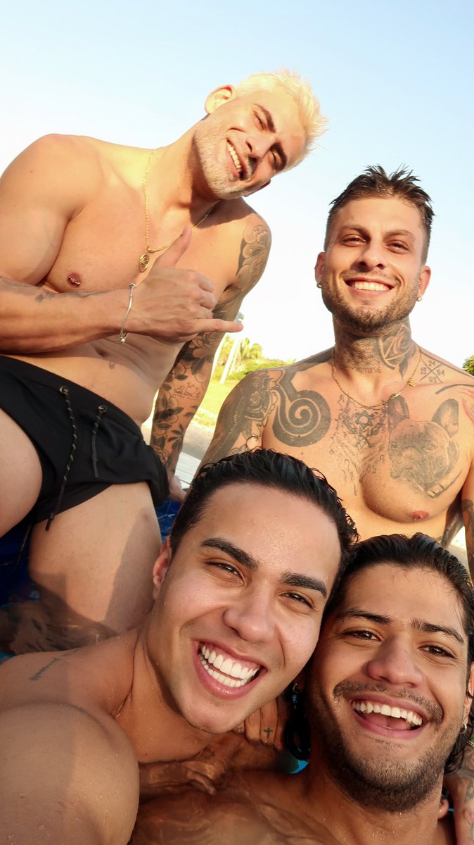 GabrielSantana's tweet photo. Um pouquinho de descanso antes da peça que começa jaja! https://t.co/1NBuTf88SK
