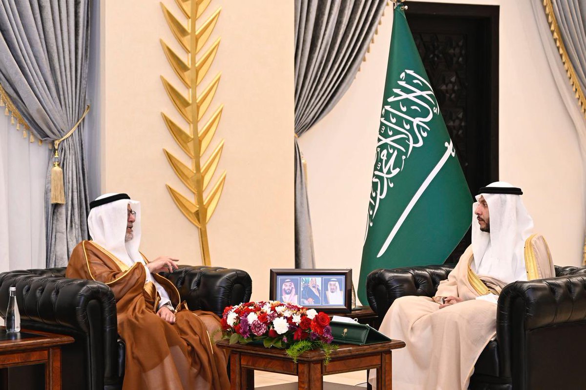 albayan__news's tweet photo. الأمير سعود بن نهار يلتقي رئيس جامعة الطائف

حسن الغامدي 

استعرض صاحب السمو الملكي الأمير سعود بن نهار بن سعود بن عبدالعزيز محافظ الطائف, في مقر المحافظة ، الجوائز التي حصدتها جامعة الطائف في معرض جنيف الدولي للاختراعات للعام 2025، وذلك خلال استقباله لرئيس الجامعة الدكتور يوسف بن عبده عسيري.
 وبارك سموّه لجميع منسوبي جامعة الطائف هذا الإنجاز, متطلعًا لعمل يخدم الجامعة ويرفع المشاركة في الملتقيات القادمة المحلية والعالمية.
 وثمن عسيري لسمو محافظ الطائف جهوده ودعمة الدائم لمشاركات الجامعة المحلية والدولية كافة, مشيرًا إلى أن الجامعة حققت ثلاث ميداليات ذهبية لاختراع جهاز التعقيم دون تلامس باستخدام الأشعة فوق البنفسجية، حيث حقق الدكتور عبدالله العنزي جائزة اتحاد المخترعين الفرنسيين وأوروبا, وحققت الدكتورة ريم الشهراني الميدالية الفضية عن اختراعها لجهاز كمبيوتر صغير مدمج لتطبيقات الروبوتات والذكاء الاصطناعي، فيما حقق الدكتور أحمد سعيد الحريري الميدالية البرونزية لجهاز قياس التآزر الحركي البصري للقدمين.