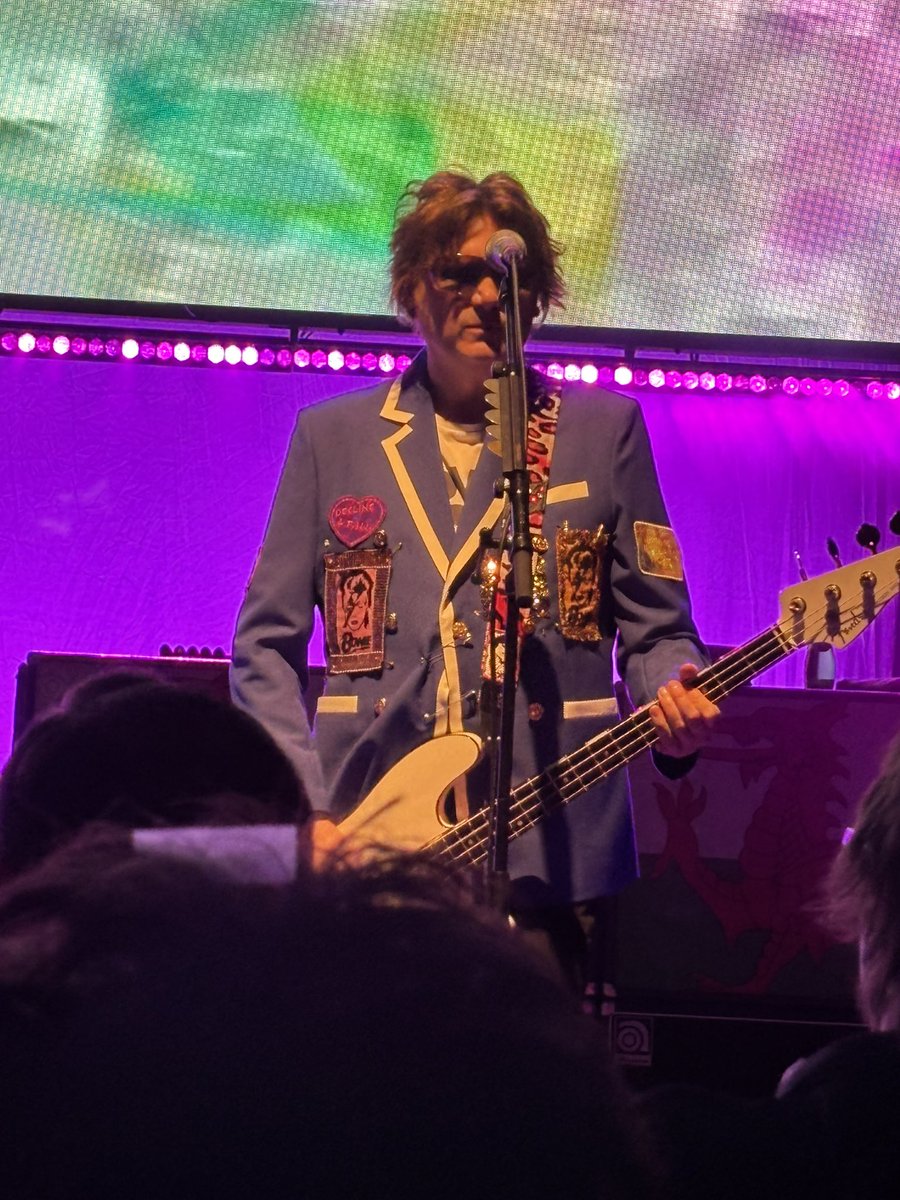 XanderZero_'s tweet photo. 90% of my camera roll from tonight is photos of Nicky (average Manics show for me then) but I love this band sm 🙏 https://t.co/4RiqxbbjZI