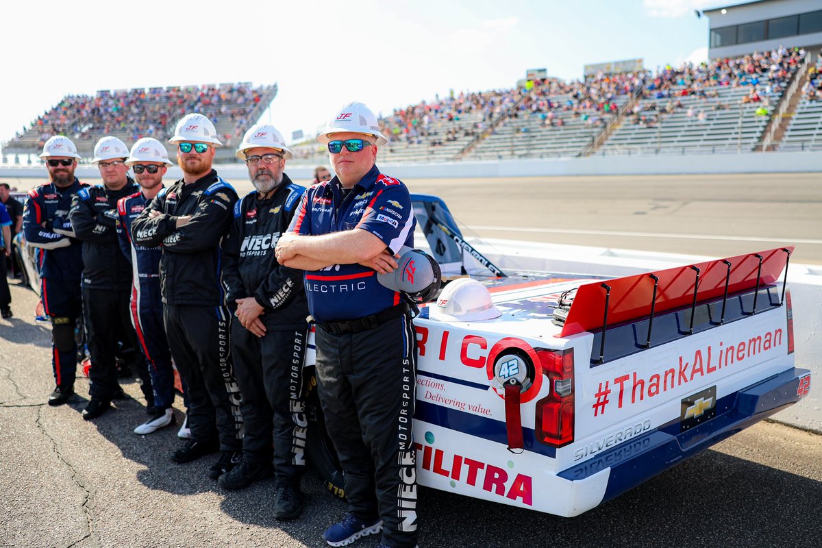 A Red Flag at Rockingham means we have time to appreciate the lineman, and the guys in this photo! 

#PressTheAttack | #ThankALineman