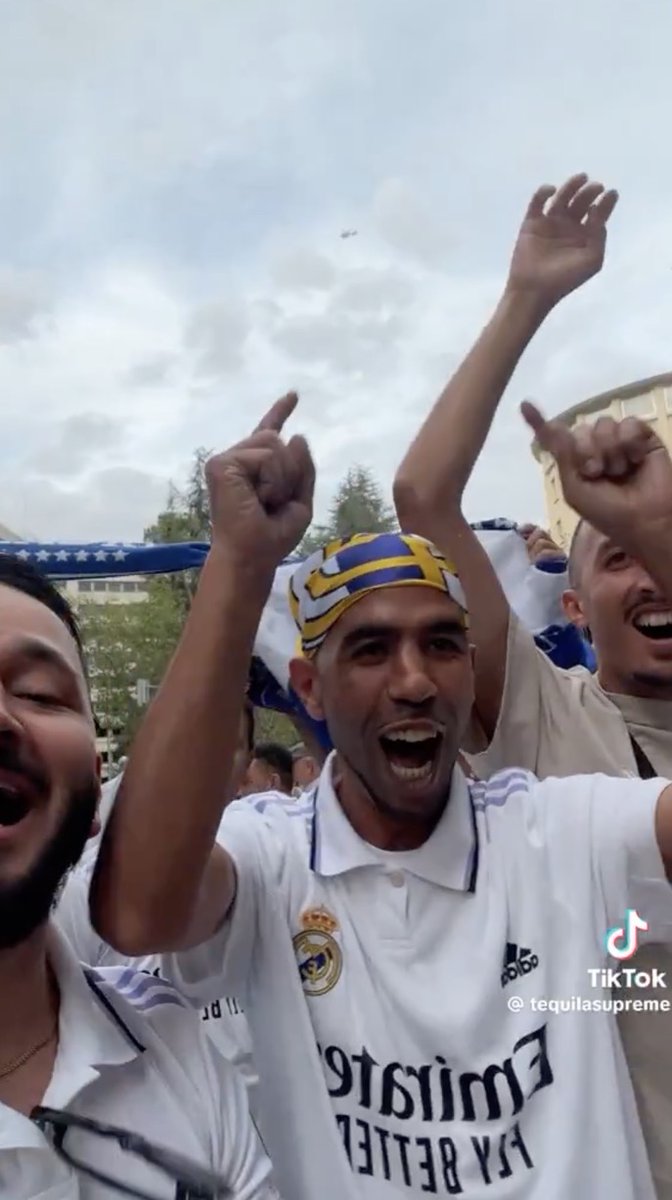 MadridUniversal's tweet image. โ๏ธLamine Yamal's father celebrating Real Madrid's Champions League win in 2022.
