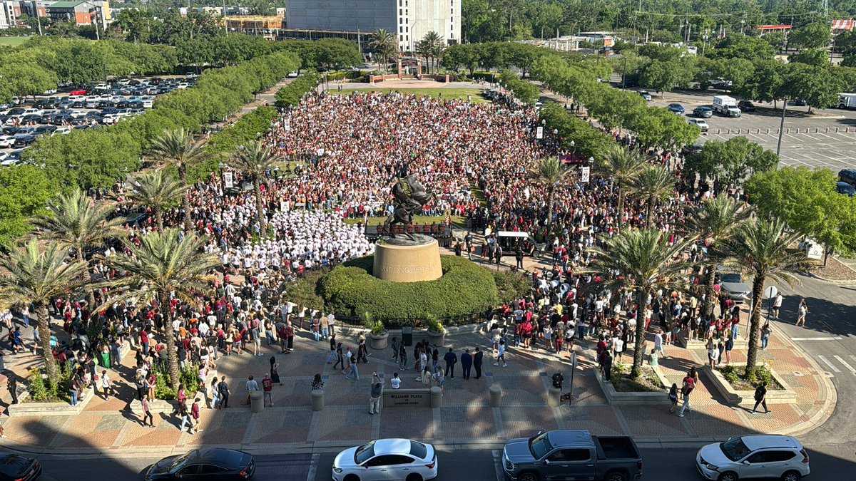 RyanLKelly's tweet image. The view of today’s vigil from the balcony of the University Center. 

Absolutely unbelievable to see how the #FSU community has come together yet again. 

#FSUnited