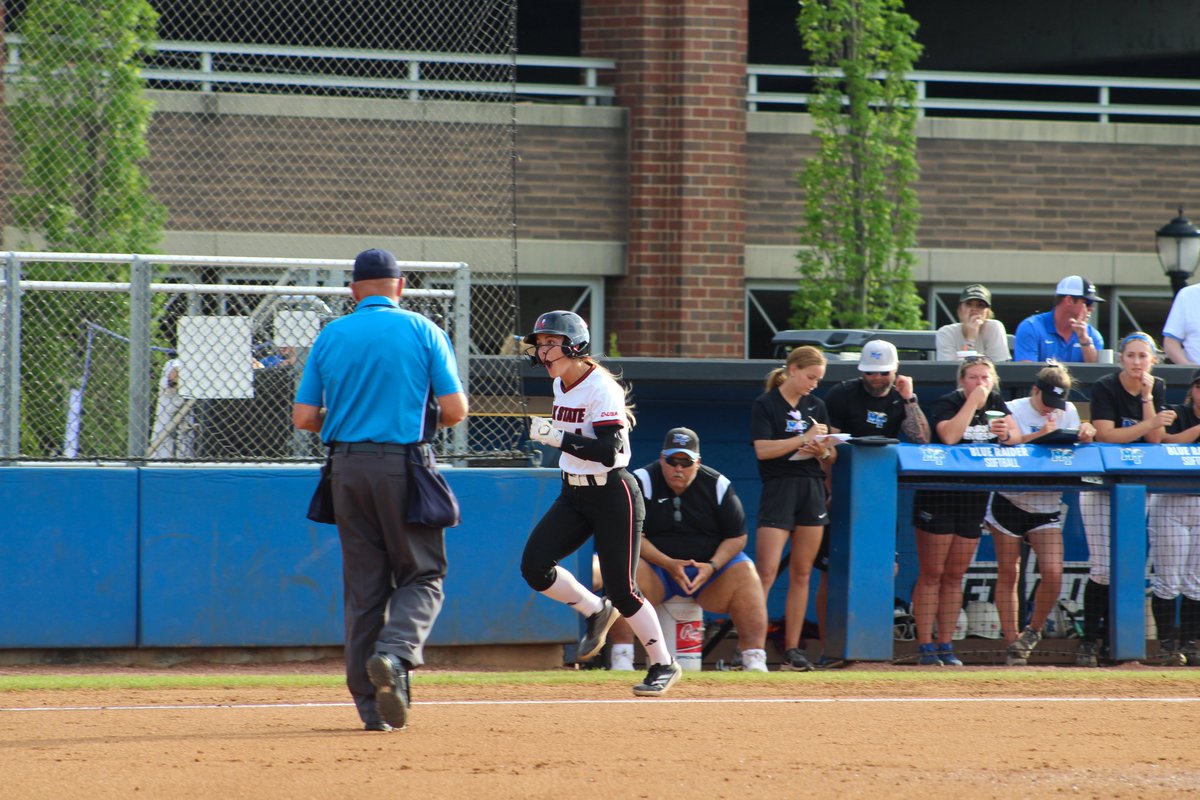 JaxStateSB's tweet image. ⚡️ DOUBLE TROUBLE ⚡️

Jaci Underwood launches her SECOND homer of the ball game ✌️

#StayCocky 🐔 | #FearTheBeak 👌